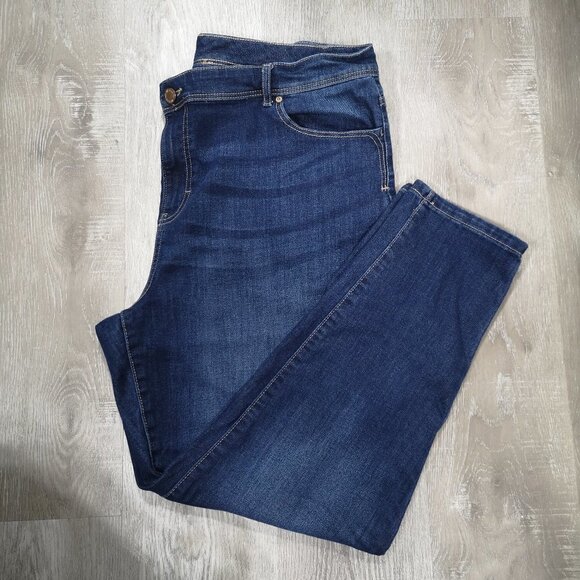 2/$30.00 - DC Jeans Lightly Curvy Medium Wash Ladies Blue Jeans - Picture 2 of 11